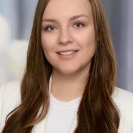 Bewerbungsfoto Günzburg – sympathisches Portrait mit hellem Hintergrund