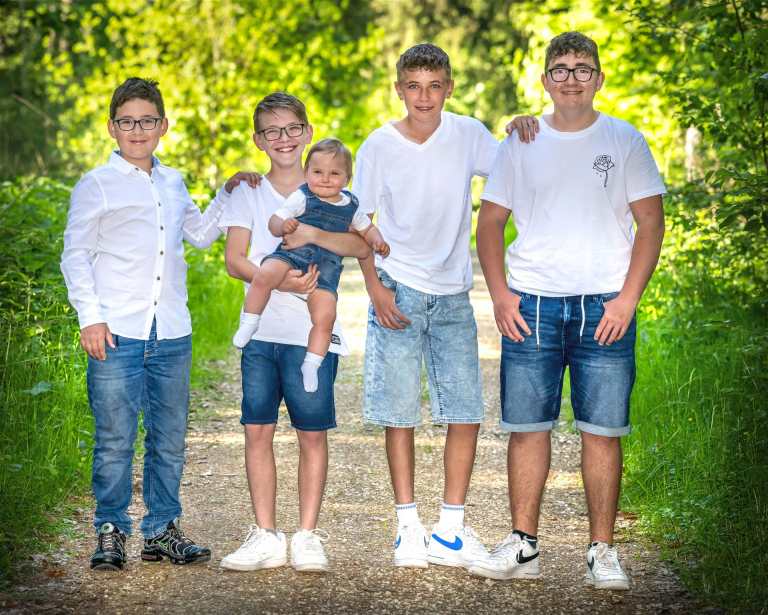 Familienfotos Günzburg – spielerische Szene im Freien