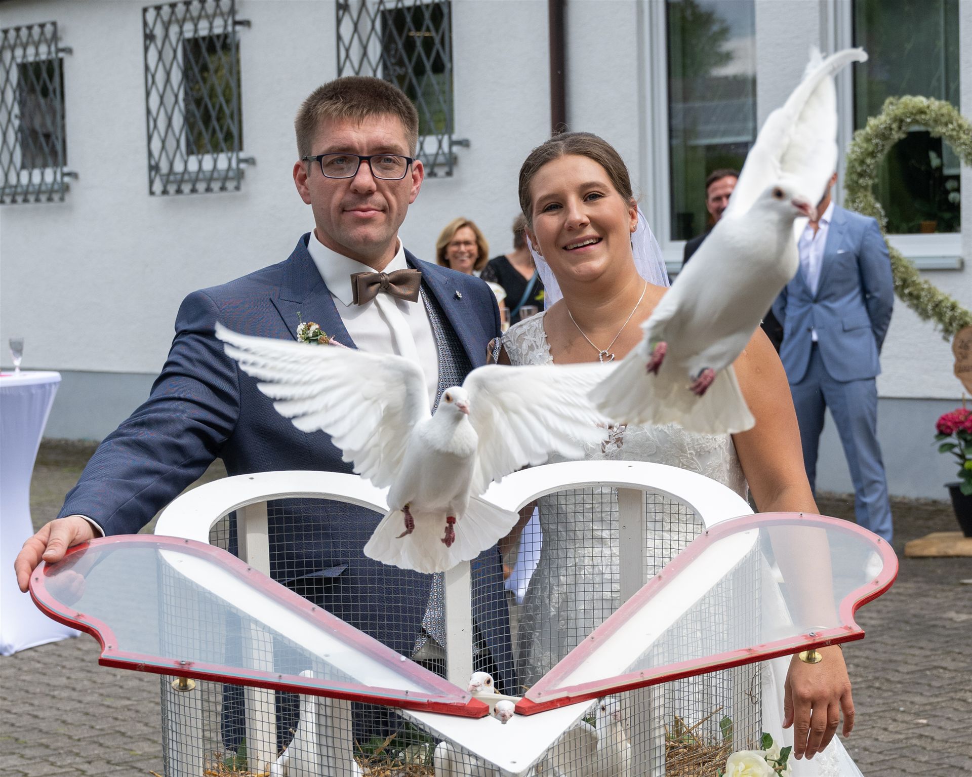 Hochzeitstauben – Moment der Freude