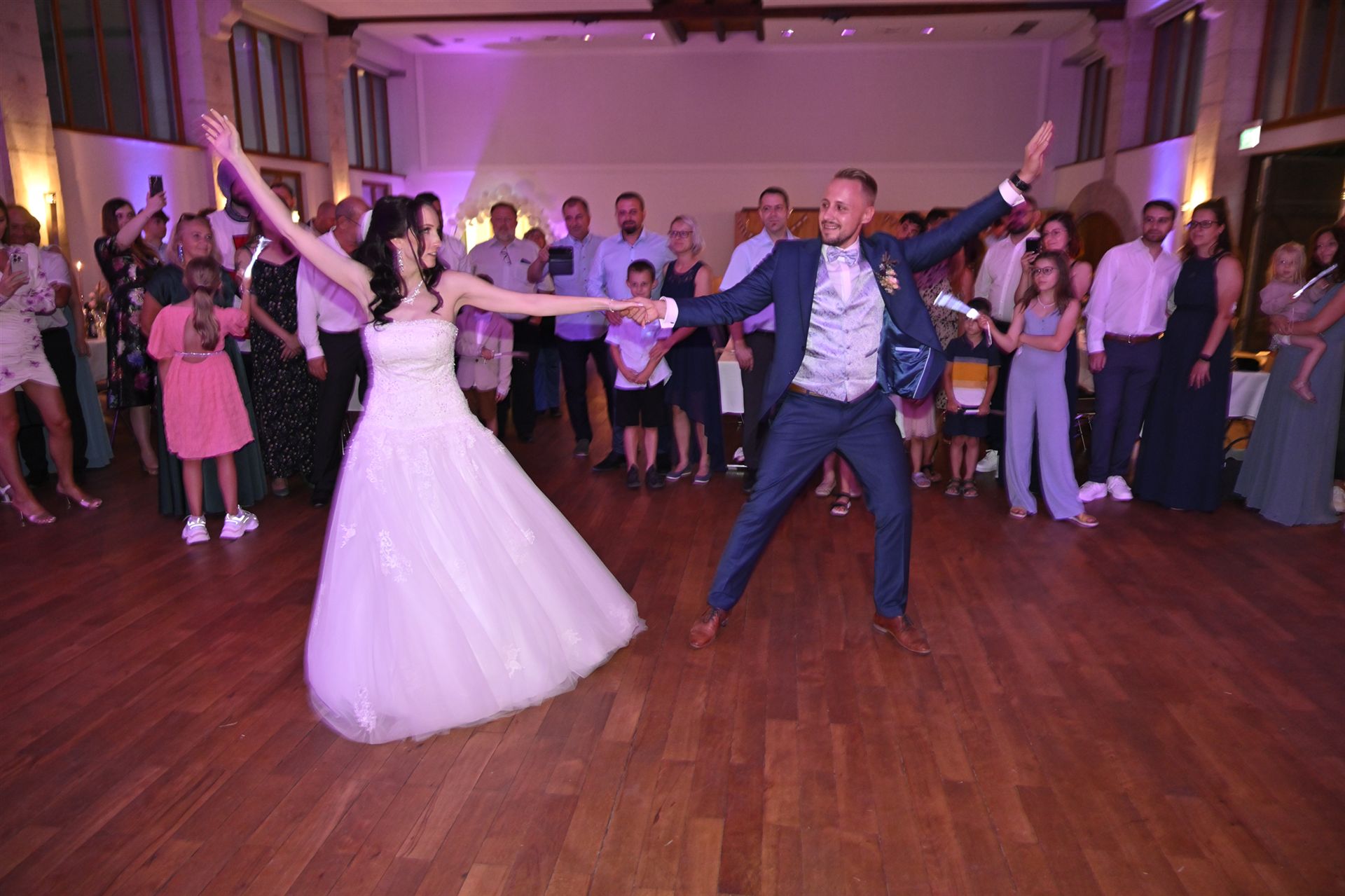 Brautpaar beim Hochzeitstanz – Feststimmung