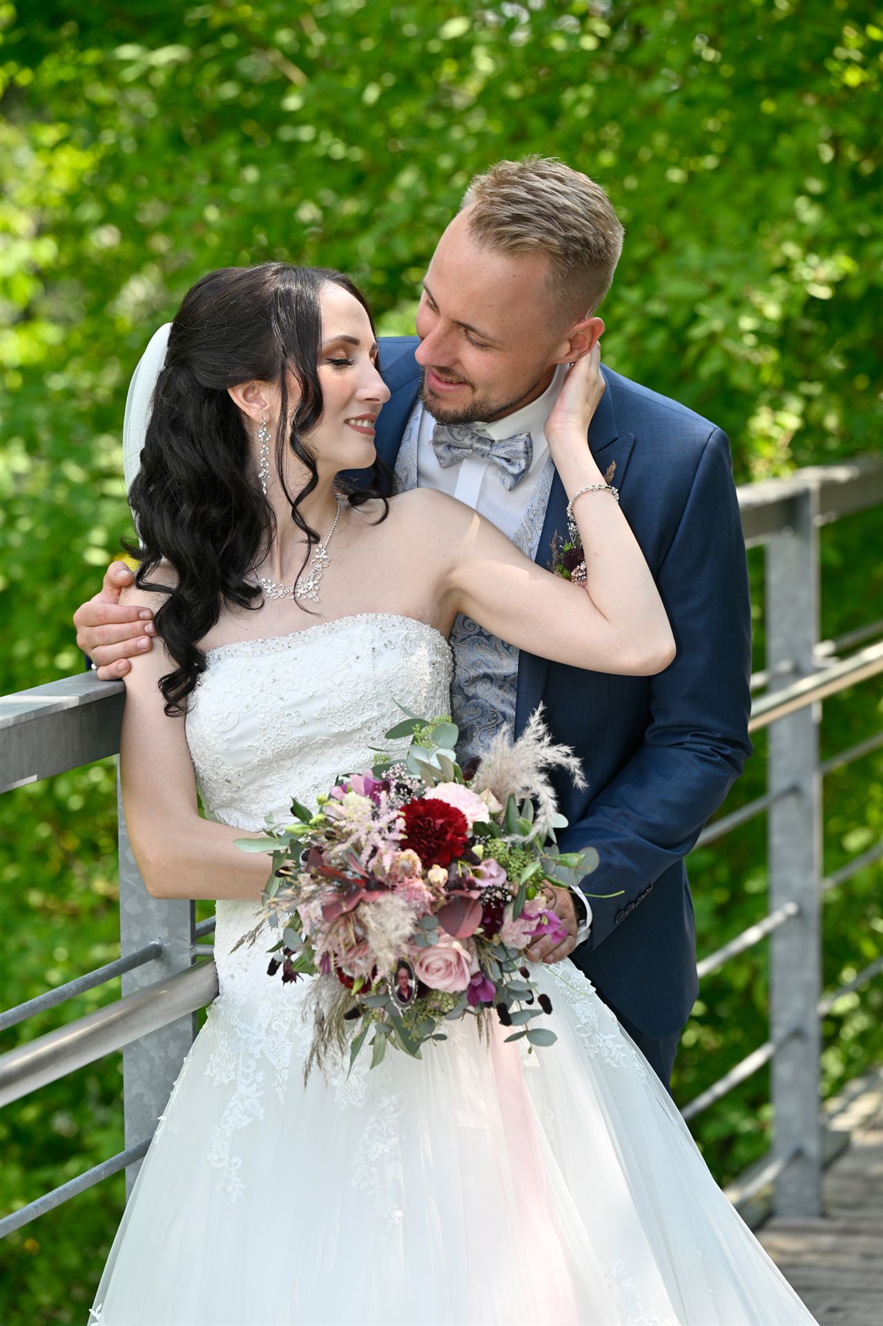 Hochzeitsfotografie Günzburg – Braut mit Blumenstrauß