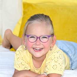 Kindergartenfotografie Günzburg-Lachendes Kind draußen