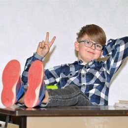 Schulfotograf Günzburg Kind auf Schulbank