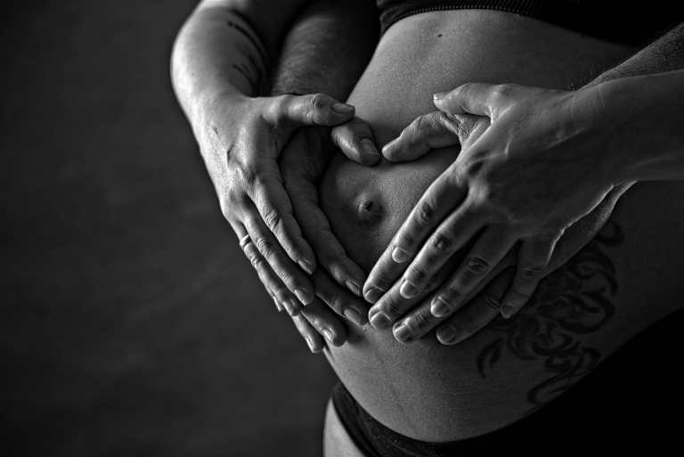 Babybauch Shooting mit Partner – Umarmung